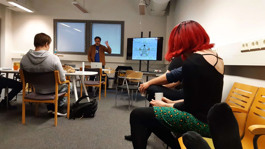 Juha kertomassa Gloranthasta